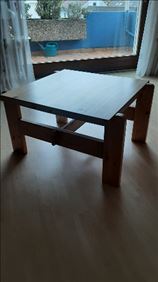 Abbildung: Tisch und 2 Sessel