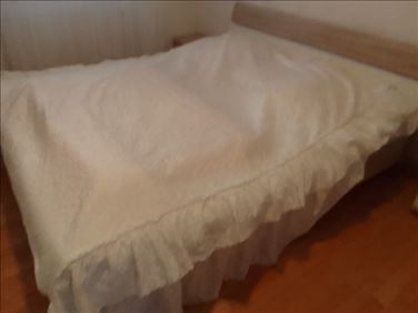 Abbildung: Neu Tagesdecke weiß  gegen altes Fahrrad auch Kinderfahrrad 