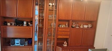 Abbildung: Wohnzimmerschrank mit Glasvitrine
